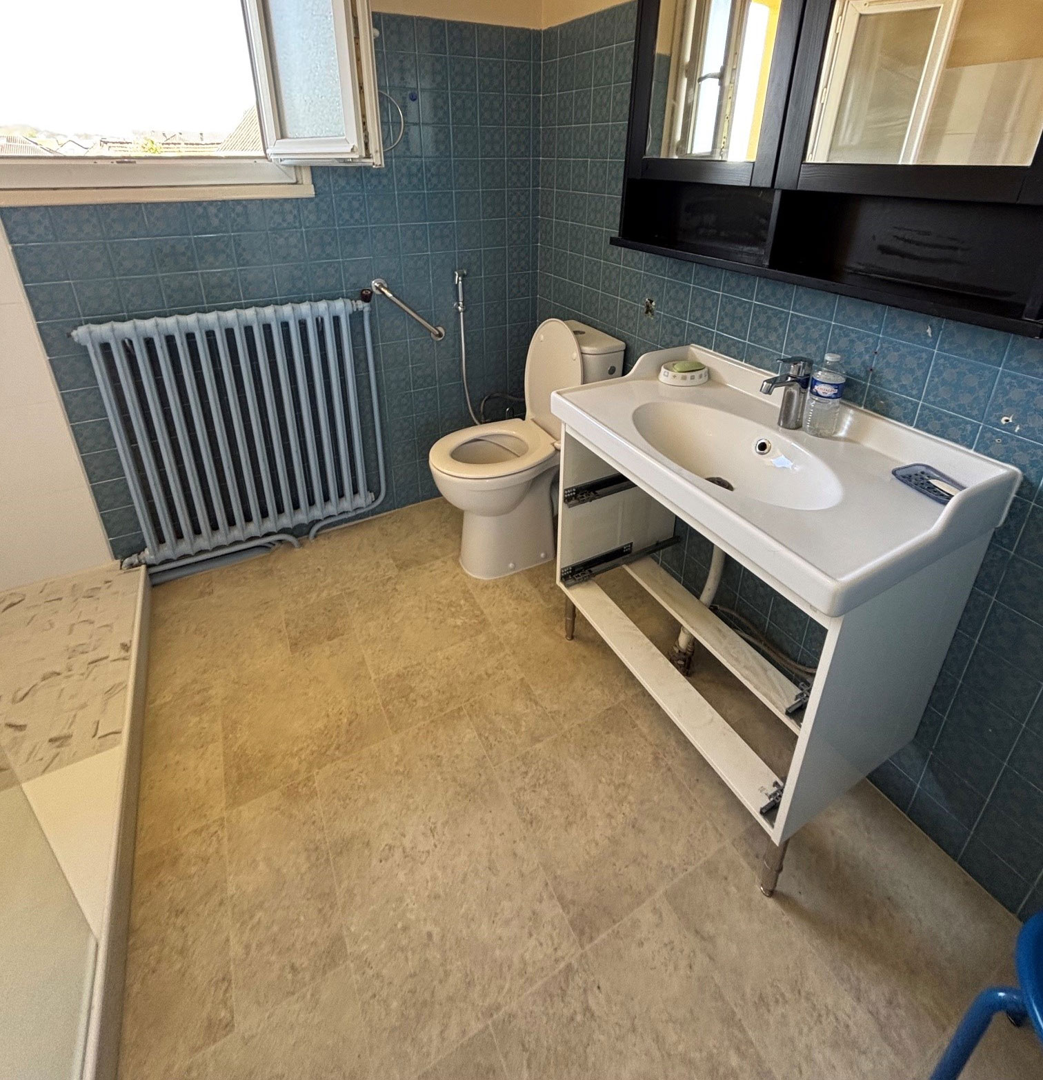 Après : WC décalé pour installation de la barre d'appui